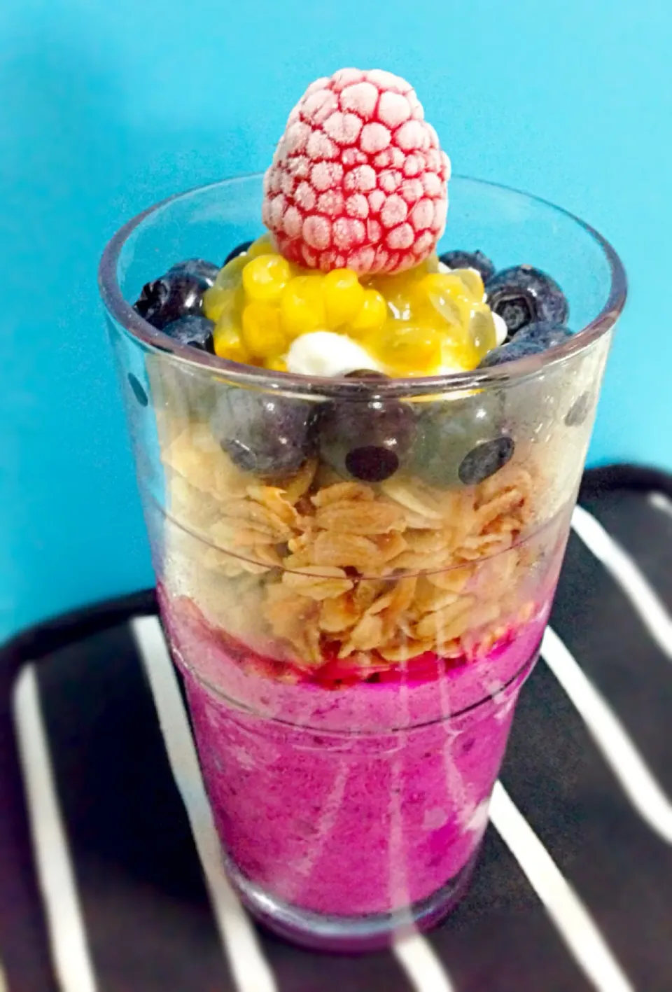 Red dragonfruit smoothie with granola and fruits for breakfast|coxiella24さん