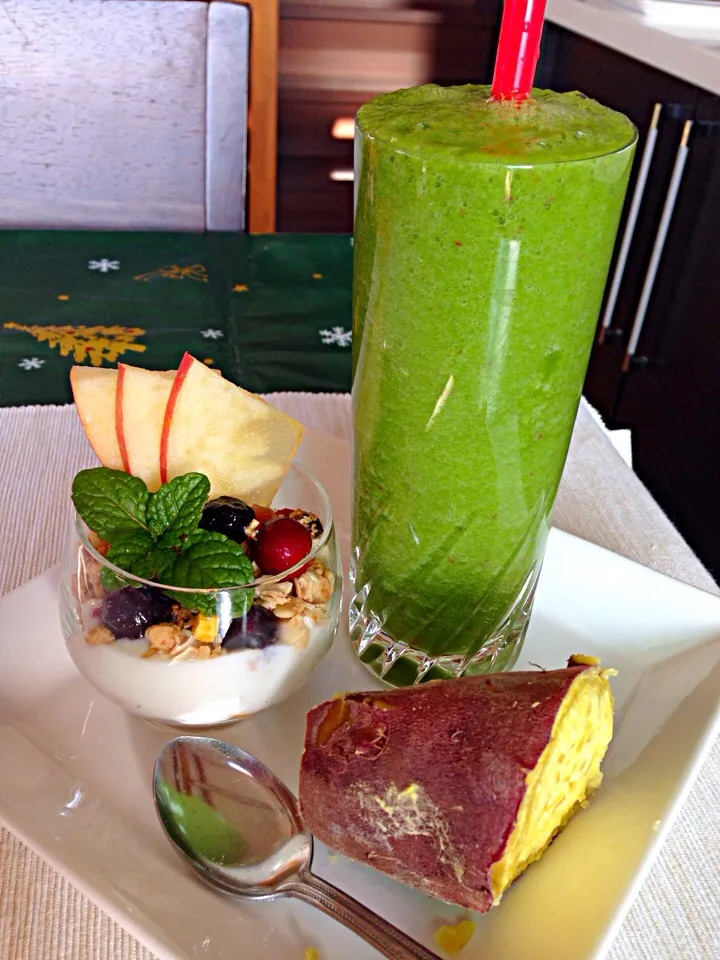 Green smoothie granola yoghurt and sweet potatoe|viviさん