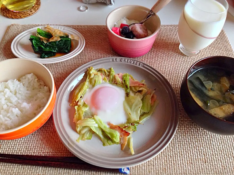 ハムキャベツの巣篭もり卵 ほうれん草お浸し ワカメ油揚げの味噌汁 ヨーグルト 牛乳|にゃろめさん