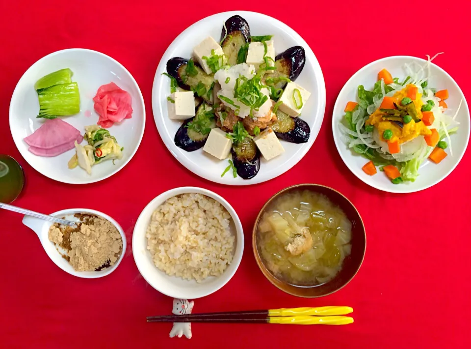 朝ごはんは勝負飯はみちゃん定食❗️焼きナスにトーフ、サバ缶味噌味大根おろし乗せただけでGOOD❗️（笑）オニオンスライスとかぼちゃサラダ、漬け物盛合せ、プルーン黒豆きな粉ヨーグルト、新米ふっくりんこの玄米ご飯、キャベツと揚げの味噌汁、青汁^_−☆ご馳走様でした^_−☆|はみちゃんさん