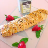 Strawberry and cream braided bread with Rose White Chocolate & Pistachio Dukkahs. Yummy😋|Anh Toさん