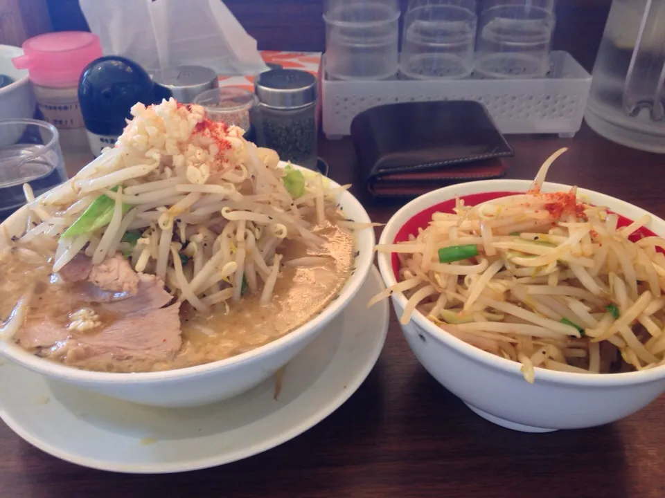 Snapdishの料理写真:野郎ラーメン750円 にんにく多め野菜増し無料ブタックカード行使|PegaOさん