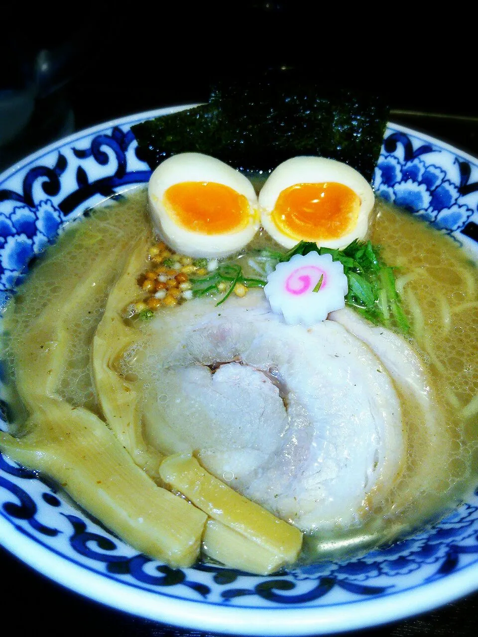 Snapdishの料理写真:東京駅斑鳩　東京駅らー麺♪濃厚なダブルスープでした。|クッキングおやぢさん