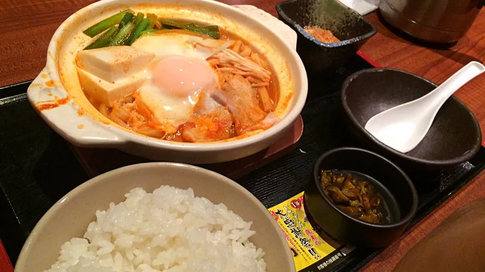 Snapdishの料理写真:【日替ランチ】味噌チゲうどん定食を頂きました。|momongatomoさん