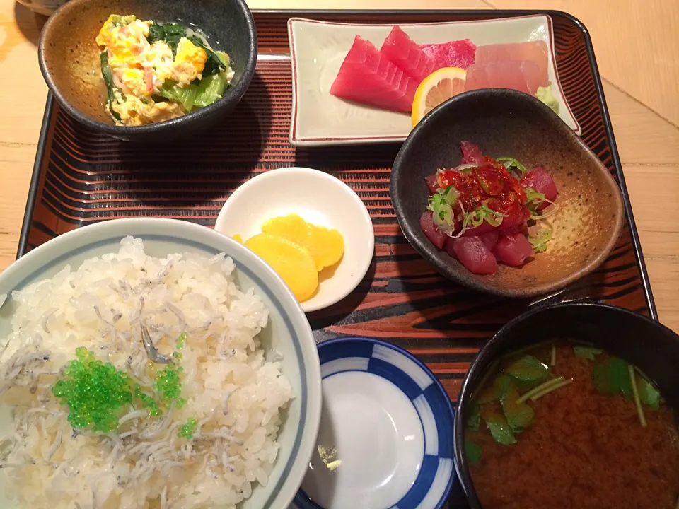 海鮮定食。日替りが丼じゃないの、この店では珍しい。ご飯の上の緑色の、何の卵だろう？|liccaさん