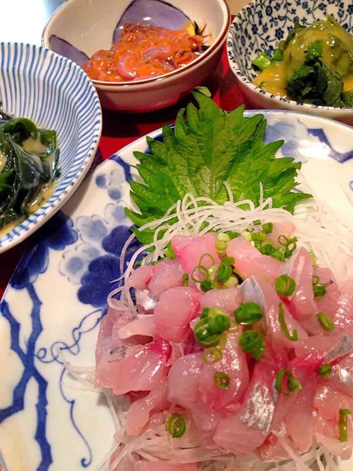 本日前菜！房総沖鯵タタキ！生ワカメ辛子酢味噌！自家製イカ塩辛！春菊酢味噌和え！|秋山明子さん