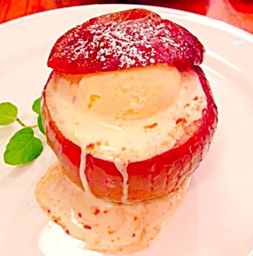 バニラアイスクリーム焼きりんご🍦🍎(Baked Apple with vanilla ice cream)😍✨|Liezlさん