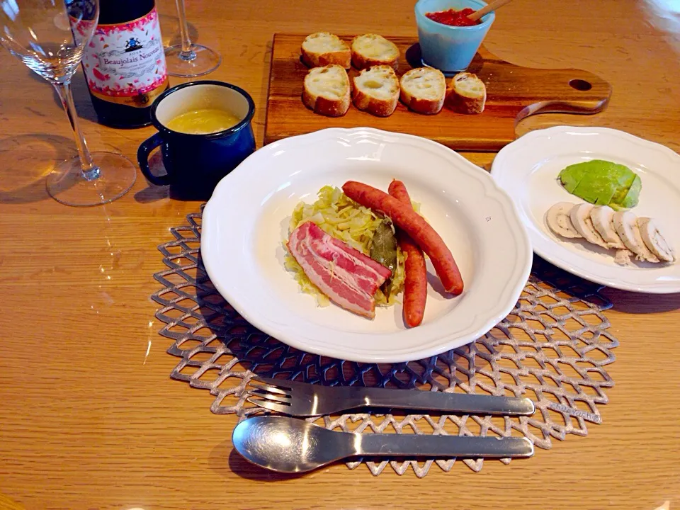 Snapdishの料理写真:ボジョレー❤️シュークルート、ブルスケッタ、アボカド、鶏ハム、白菜のクリーム煮🍴|Mikiさん