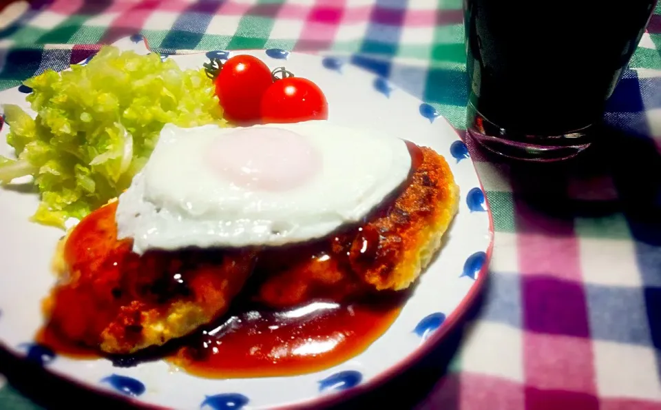 ヘルシーつくねバーグ、目玉焼き添えと青汁(ゝω∂)|ぎるママさん