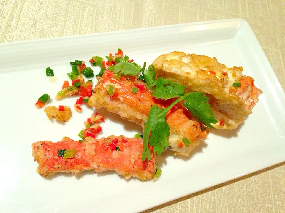 Snapdishの料理写真:Deep-fried Alaska crab leg in chilli and salt|Obeoom Jumsai Na Ayudhyaさん