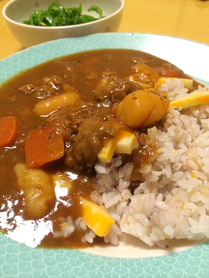 牛すじカレーにチーズトッピング、ピーマンのオイスターポン酢和え。|liccaさん