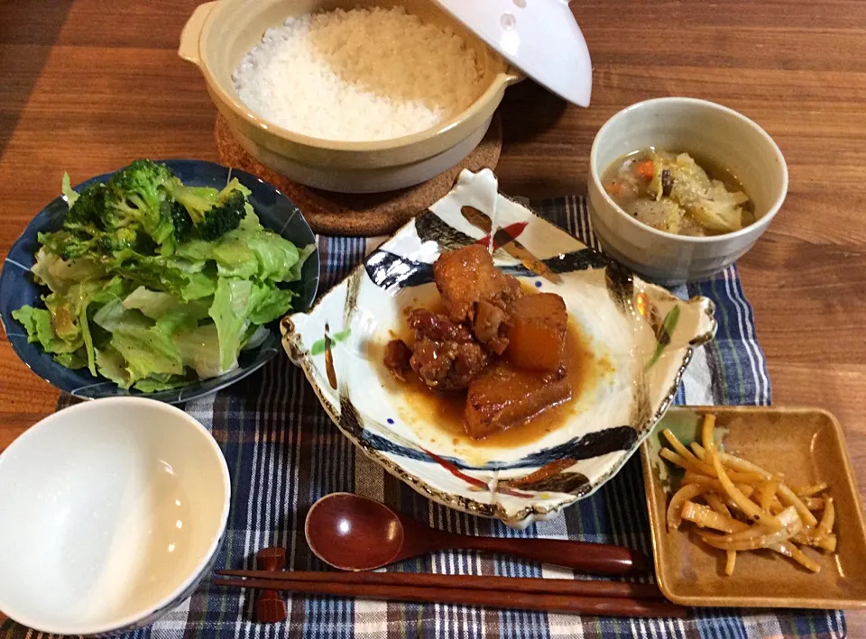 パパの夕ごはん(手羽元と大根の味噌煮、大根の皮のピリ辛きんぴら、サラダ、具沢山の野菜スープ、土鍋ごはん)|サチさん