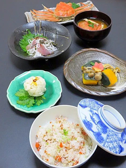 今晩は、セコガニご飯、昆布締めツバスの酢の物、南瓜の炊合せ しめじ お揚げ 紅葉麩、菊花かぶら、蟹殻の味噌汁

う〜ん！蟹を炊き込んでいる時の香りは、たまらない程いい香り。
小さくても、親蟹（セコガニ）には外子、内子、かに身、かに味噌が結構入っています。
蟹をほぐすのにちょっと手間暇かかったけれど、美味ーー＼(^o^)|akazawa3さん