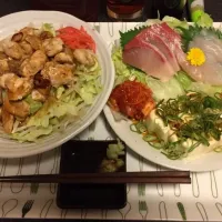 Snapdishの料理写真:🐔鶏ササミのニンニク醤油炒め、鰤と的鯛のお刺身、レタスキムチ、冷奴❗️꒰*✪௰✪ૢ꒱✨