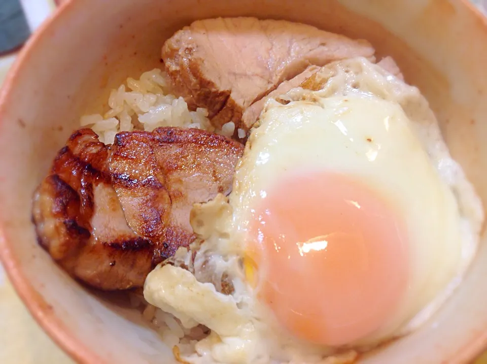 乗っけシリーズ😋チャーシューエッグ丼👍|アライさんさん