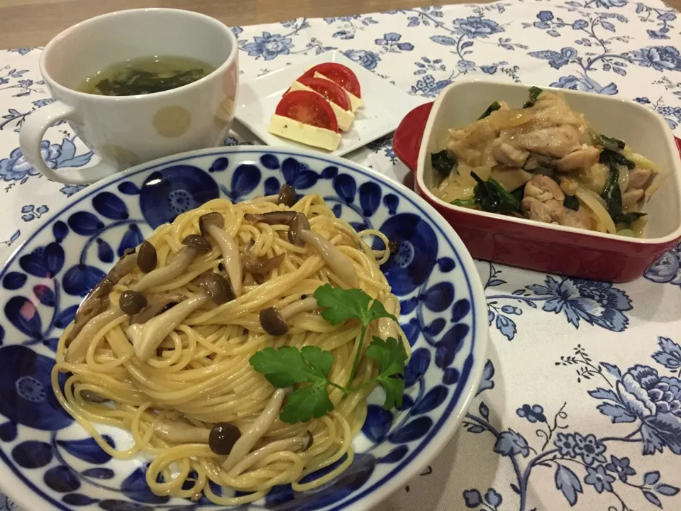 キノコの麺つゆ和風パスタ・鶏モモ肉玉ねぎのガーリック白ワイン炒め蒸し・トマトとチーズのカプレーゼ風・大根ワカメ味噌汁|まーままさん