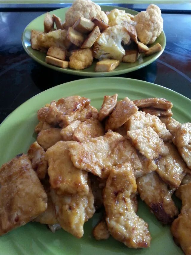 my lunch.  gardein mandarin "chix". And sauteed buffalo cauliflower and tofu.|Polly Gelfusoさん