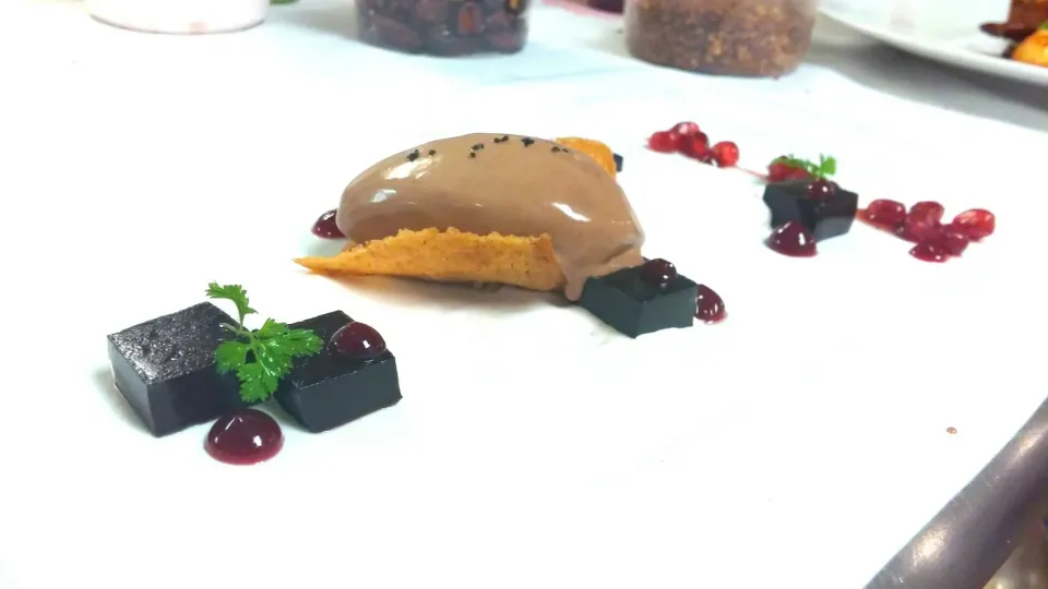 Smoked dark chocolate ice cream, cocoa gelee, pomegranate marshmellow, graham cracker tuile, pomegranate gel|TheEffinChefさん