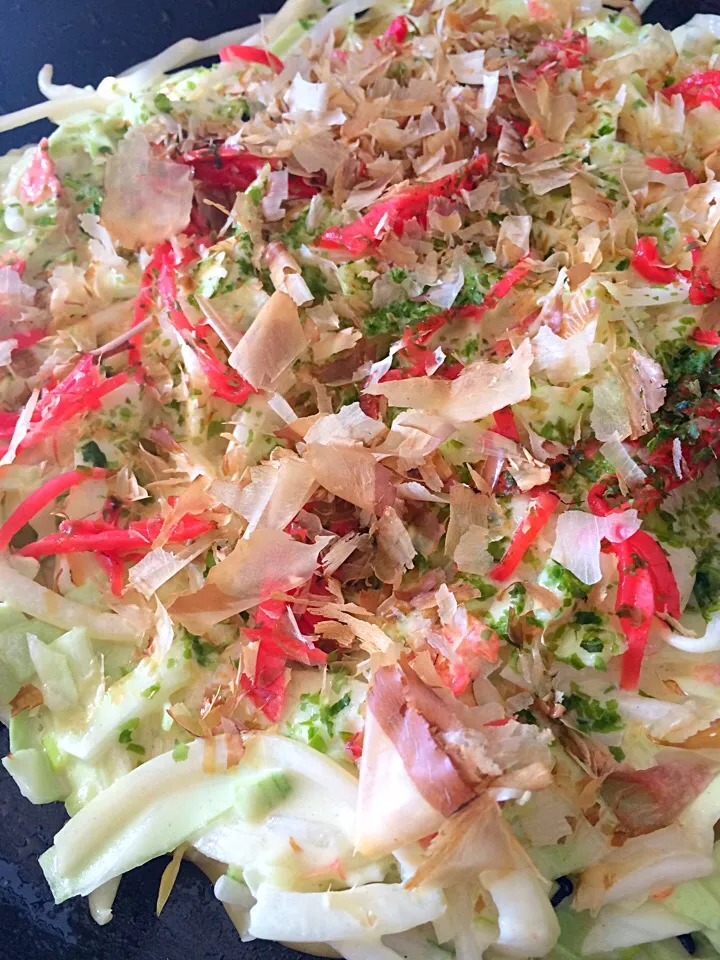 Okonomiyaki for lunch.  粉はある。キャベツもある。とくれば、毎度のコレです。|mamakumiさん