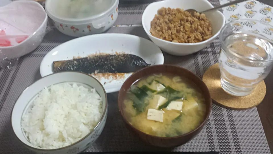 Snapdishの料理写真:鶏豚そぼろ、焼きナス、豆腐とワカメのお味噌汁～♪|三宅章人  Akihito Miyakeさん