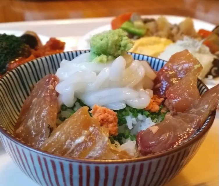 旅館朝食、プチ海鮮丼|直樹さん