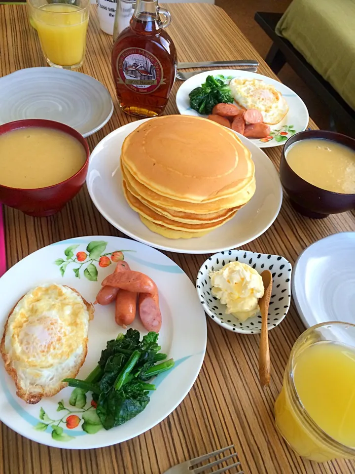 ＊朝ごはん＊ 旦那様作パンケーキ 目玉焼き ほうれん草とウインナ炒め 色々野菜のポタージュ|pinoyamaさん