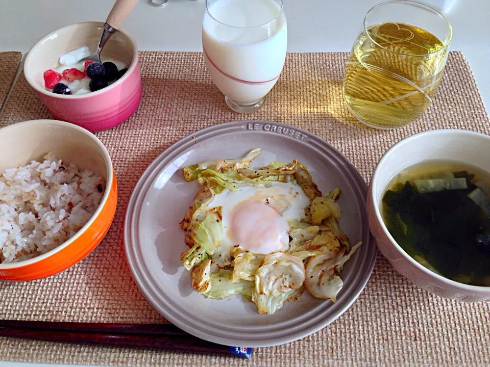 キャベツの巣篭もり卵 大根とわかめのスープ ヨーグルト 牛乳|にゃろめさん