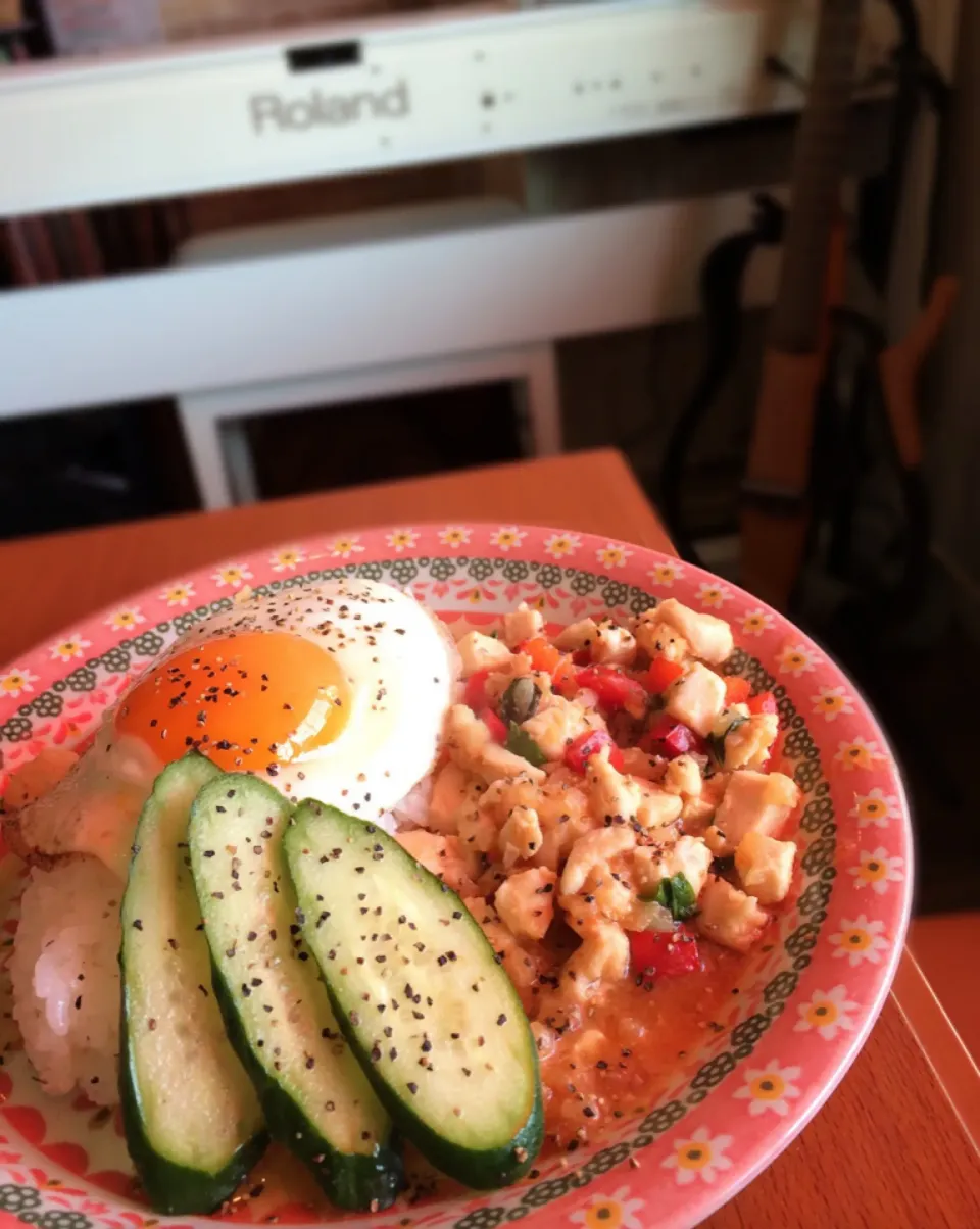 Snapdishの料理写真:鶏肉のタイ風炒めランチ〜ʕ-̼͡-ʔ|七海さん