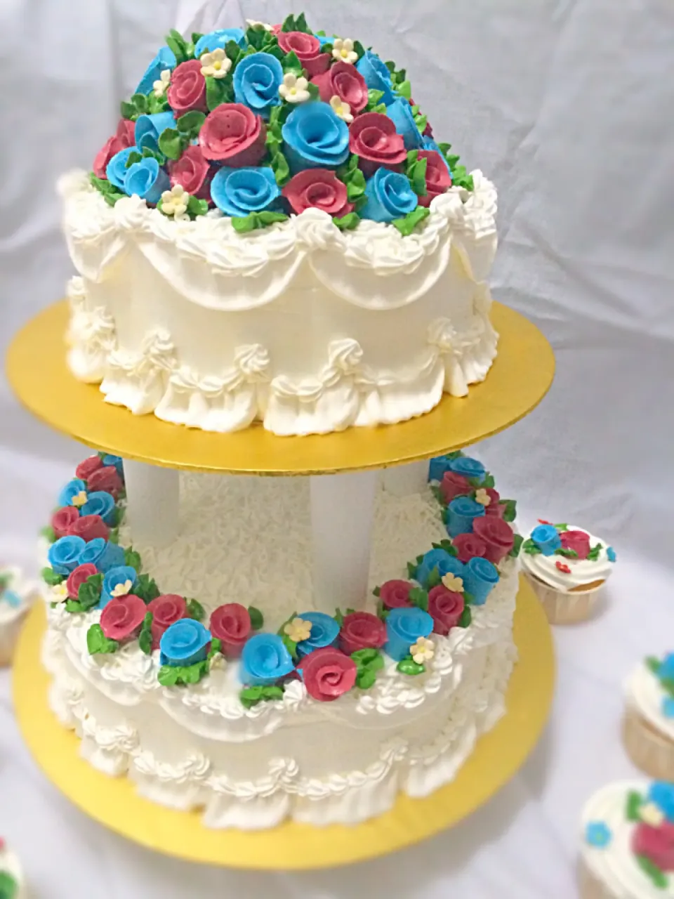 Vanilla bluebbery cake with buttercream filling|farrah hildaさん