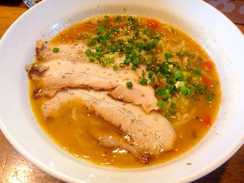 エルボーの『月替ラーメン』  カレーラーメンだけど、トマトが効いてて、美味しく頂きました。|コージ💫さん