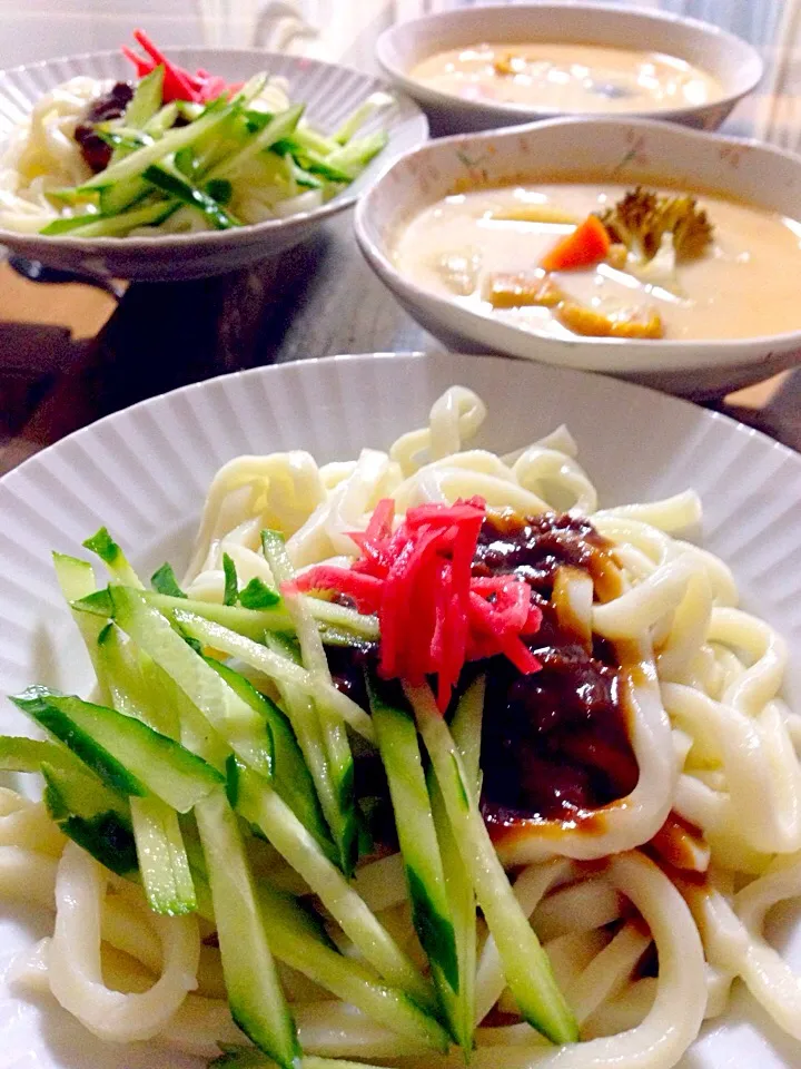 かんたんパパパの晩御飯。じゃじゃ麺とトマト🍅豆乳スープは焼きお揚げさんのざく切り入り。|Kumi_loveさん