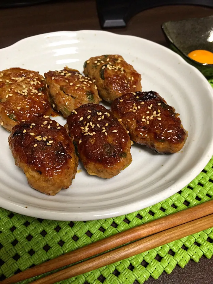 ゆんゆんゅんさんの料理 豚ひき肉のつくね棒です。香り良くこんがり焼いて甘辛タレを絡めたふっくらやわやわ〜♪♪な１品☆|つばさん