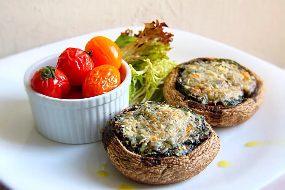 Snapdishの料理写真:Mushroom stuffed with spinach & goat cheese|Misstyさん