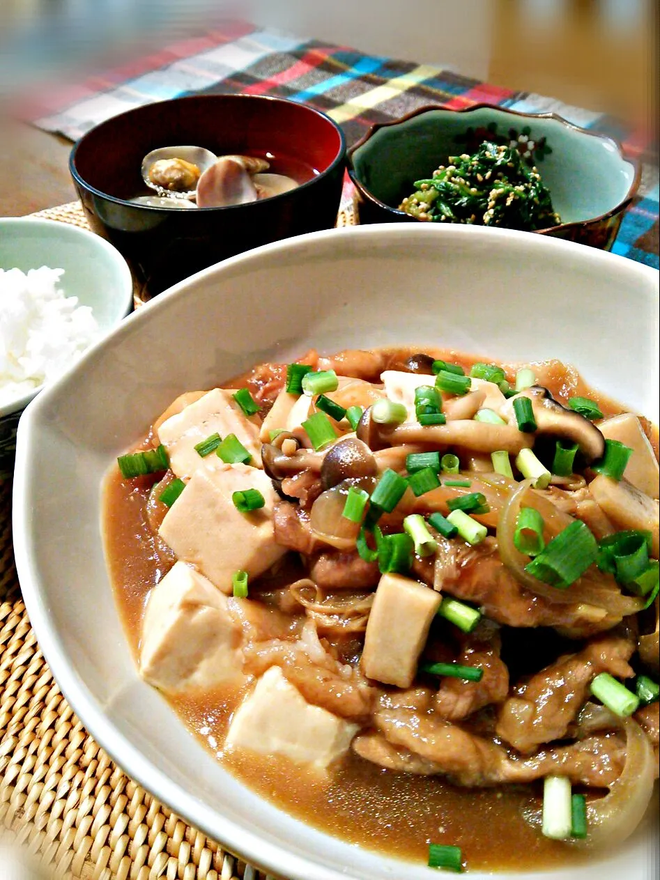 晩ごはん☆豚小間肉ときのこと豆腐のトロトロ煮込み&ホウレン草のごま和え&あさりの味噌汁♪|あゆさん