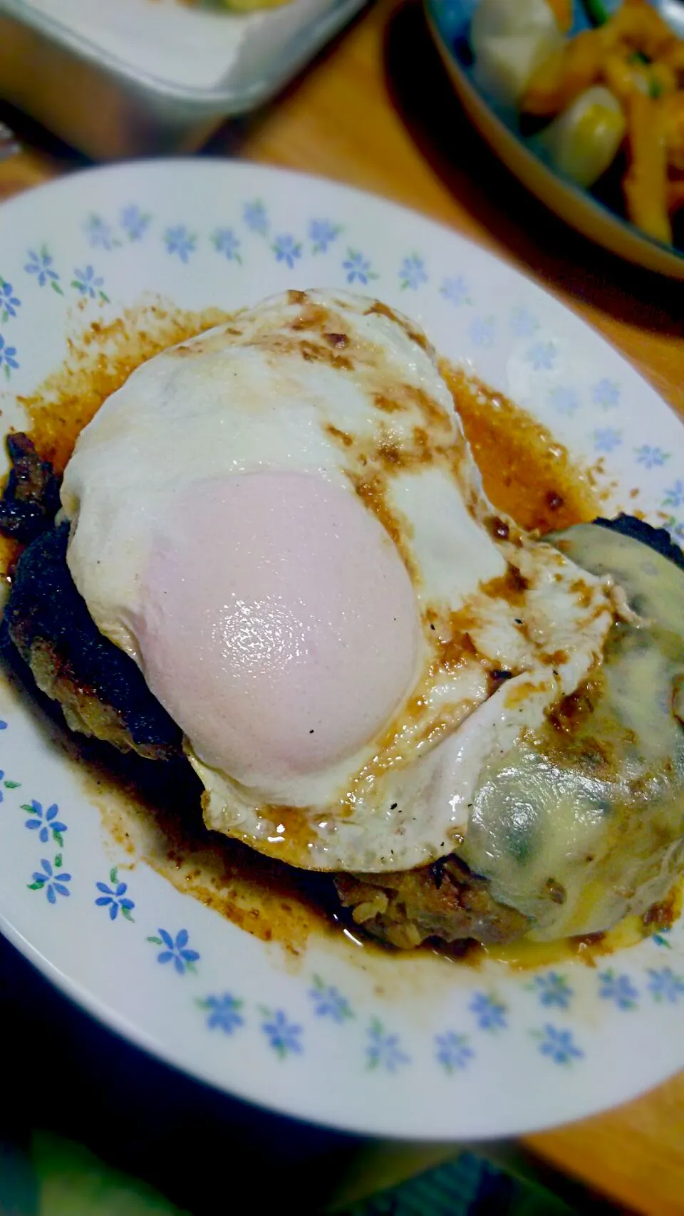 ハンバーグ目玉焼き乗せ♪|ソラさん