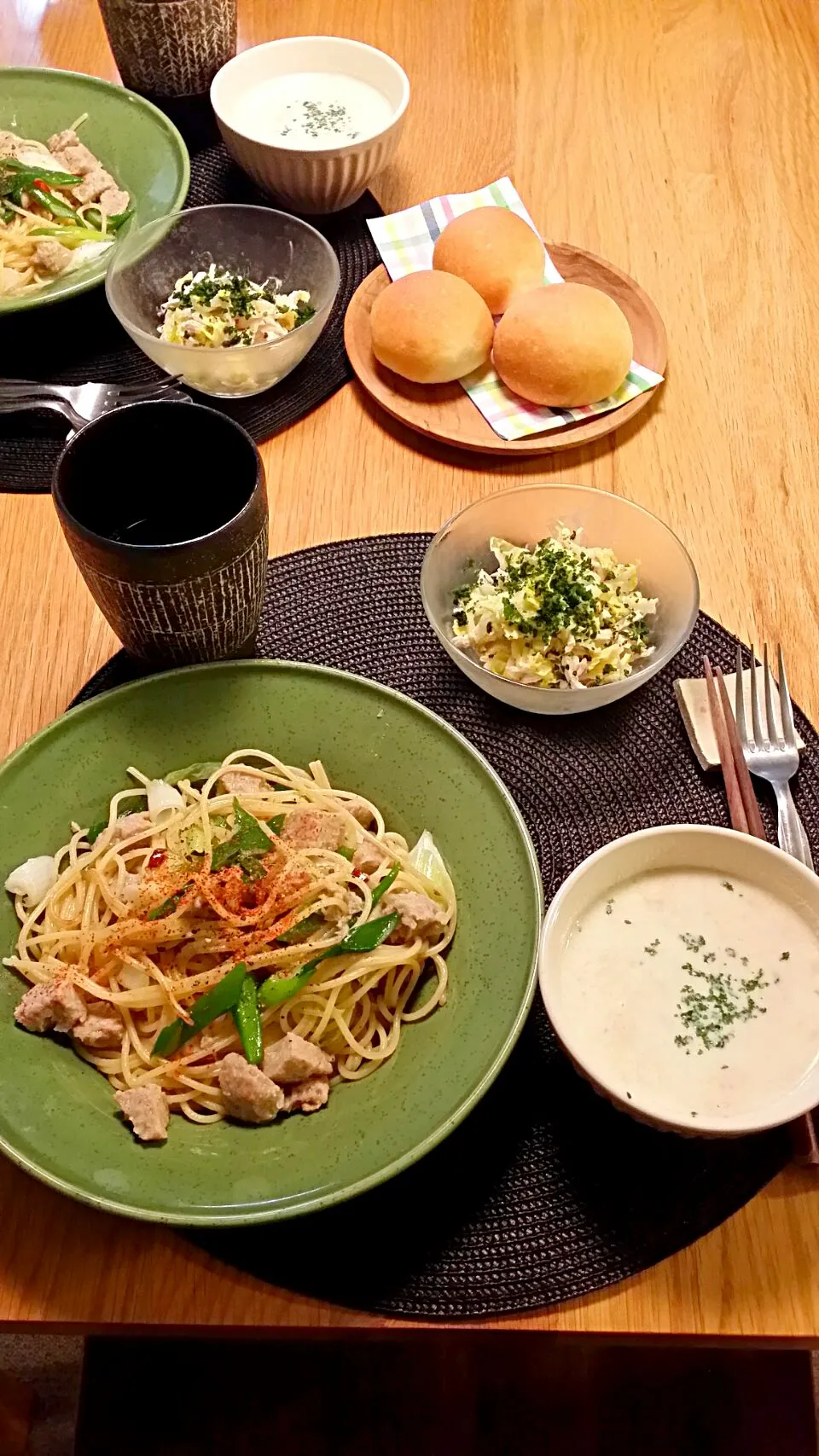 肉団子とねぎのペペロンチーノ、じゃがいものポタージュ、白菜と蒸し鶏のコールスロー、自家製ロールパン。|Manabu  Yamasakiさん