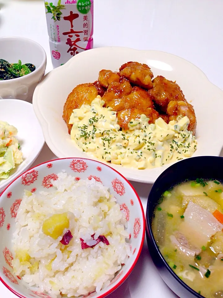 手作り♡チキン南蛮、ほうれん草の胡麻和え、豚汁、ポテトサラダ、さつまいもご飯。|mari♡（もも(*´∀｀*)♪）さん