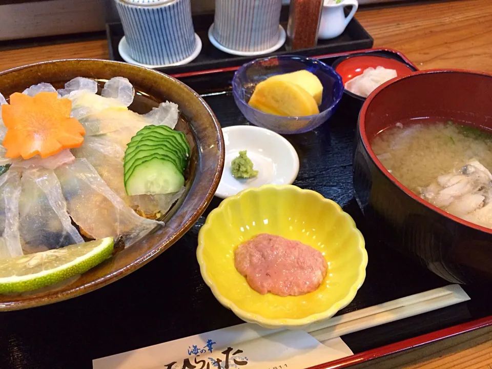 H26本渡ん丼丼フェア17軒目 海の幸 ひらはた "活"皮ハギ丼|神力屋 火酒さん