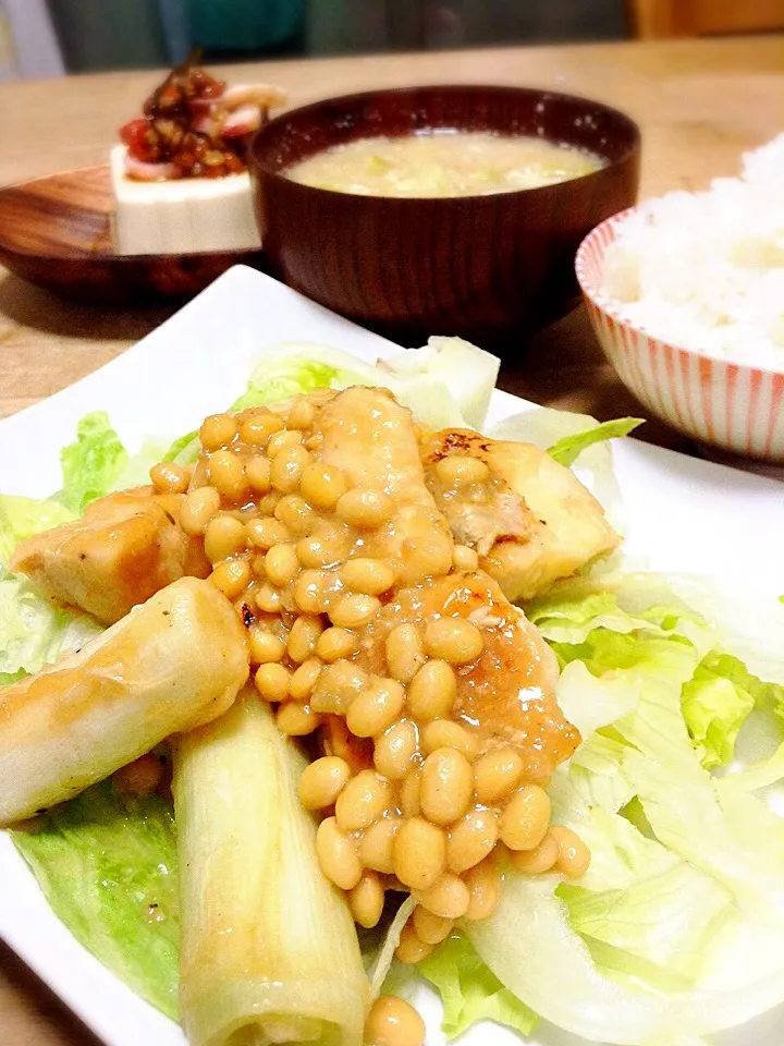 Snapdishの料理写真:鶏胸肉の蜂蜜にんにく味噌あんかけといかの麹納豆和え冷や奴|かずきっちんさん