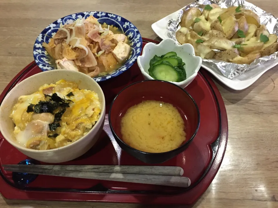 Snapdishの料理写真:親子丼・豚バラと白菜豆腐のキムチだれ煮*焼きポテトねチーズ焼き・キュウリ浅漬け・かぼちゃ味噌汁|まーままさん