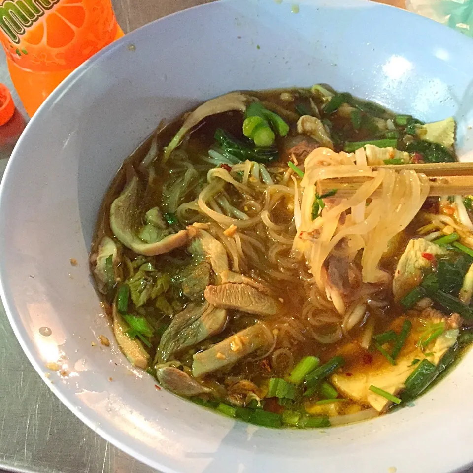 その辺の屋台でラーメン|maixx ใหม่さん