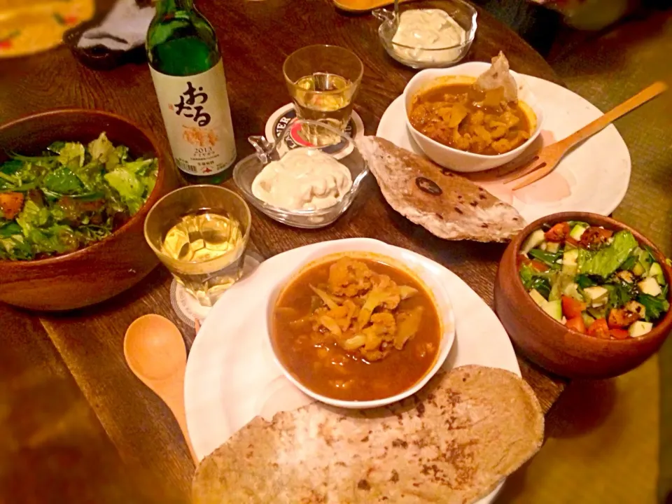 カリフラワーとチキンとピーマンのカリーと手作り全粒粉のナーンと生野菜サラダとジャガイモのライタとおたるワイン|トキロックさん