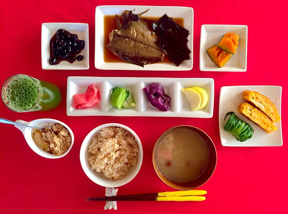 朝ごはんは勝負飯^o^はみちゃん定食❗️カレイの煮付け、煮豆、かぼちゃ甘辛煮、漬け物盛合せ^_^かぶの千枚漬け、青梗菜塩漬け、きゅうりの柴漬け、沢庵漬け、マヨ入りふんわり卵焼き、青梗菜お浸し、はちみつ黒豆きな粉ヨーグルト、玄米ご飯、大根なめこの味噌汁、青汁^_−☆GOOD❗️和定食あっさり腹八分目バランスGOOD❗️日|はみちゃんさん