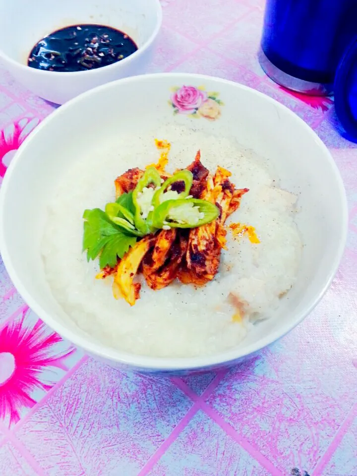 Snapdishの料理写真:Chicken porridge topped with chicken cooked in bbq sauce and freshly chopped parsley and green chilli|Nura Hazさん