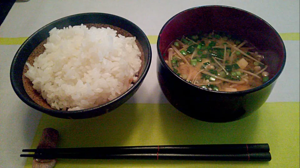 🐔鶏戦争の中休み。原点に帰った朝昼兼用ごはん🍚🍜。でも、写ってないけど卵焼き🍳🐣でジャブを打ってみますのよ💪|にゃあ（芸名）さん