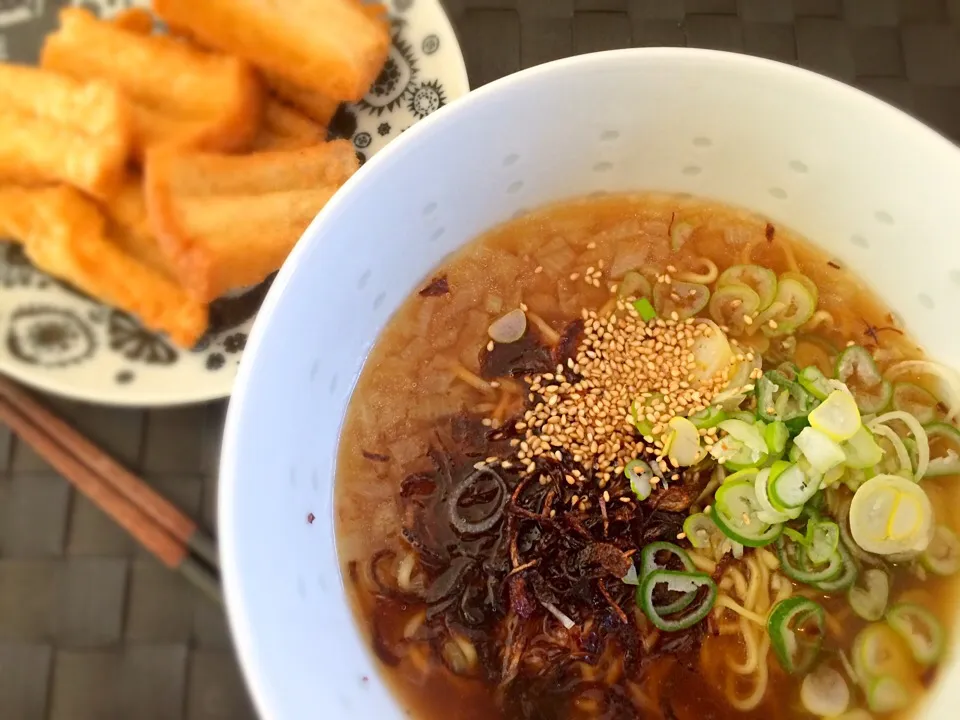 マルちゃん正麺 揚げ&茹で玉ねぎ 生青ねぎ 葱油 トッピング のネギラーメン🍜 揚げパン添え🍞|doc3387さん