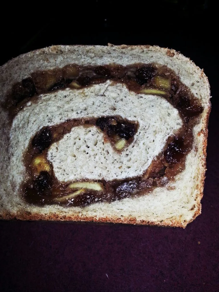 Apple pecan raisin brown sugar swirl bread|Dennis Secondclasscitizen Dipparyさん