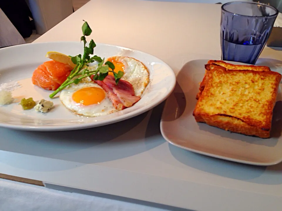 French Toast w/ Salmon Marinade and Sunny Side Up Egg|chan mitsuさん