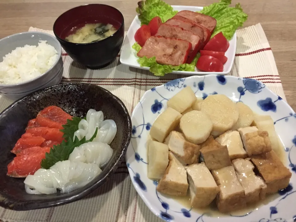 イカとサーモン刺身・厚揚げと長芋の煮物・ハムステーキ・キャベツとほうれん草ささがきゴボウ味噌汁|まーままさん