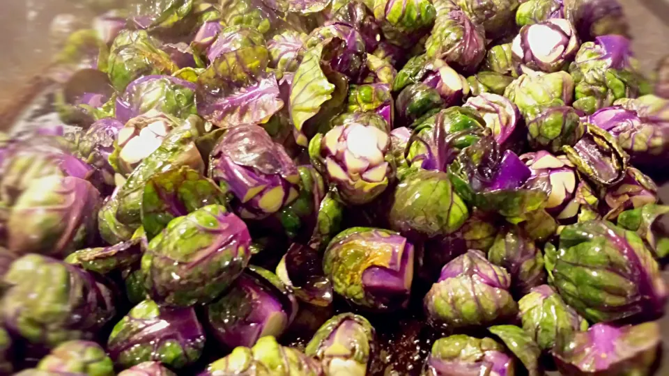 Simple Sautéed Farmer's Purple Brussel Sprouts with Olive Oil & Garlic|Y-vo Martinezさん